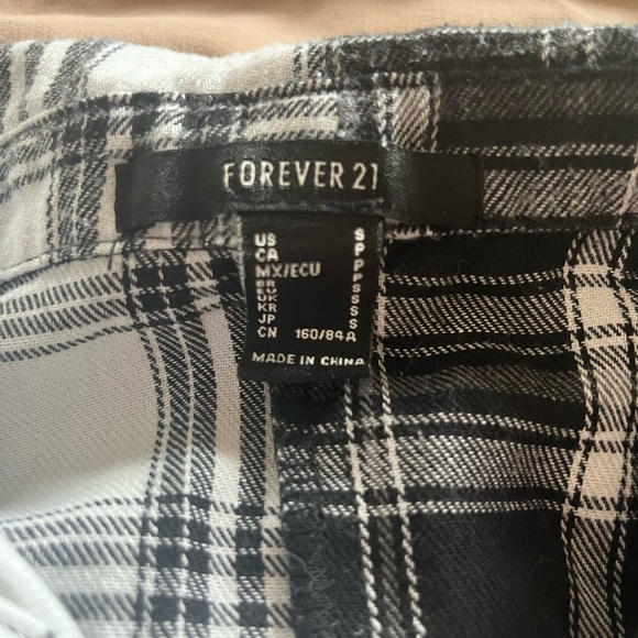 Cropped Plaid Button-Up Shirt - Picture 2 of 2